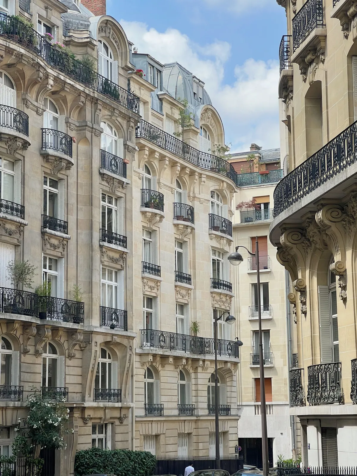 Façade d'un immeuble ancien en pierre de taille à balcons en fer forgé, Paris